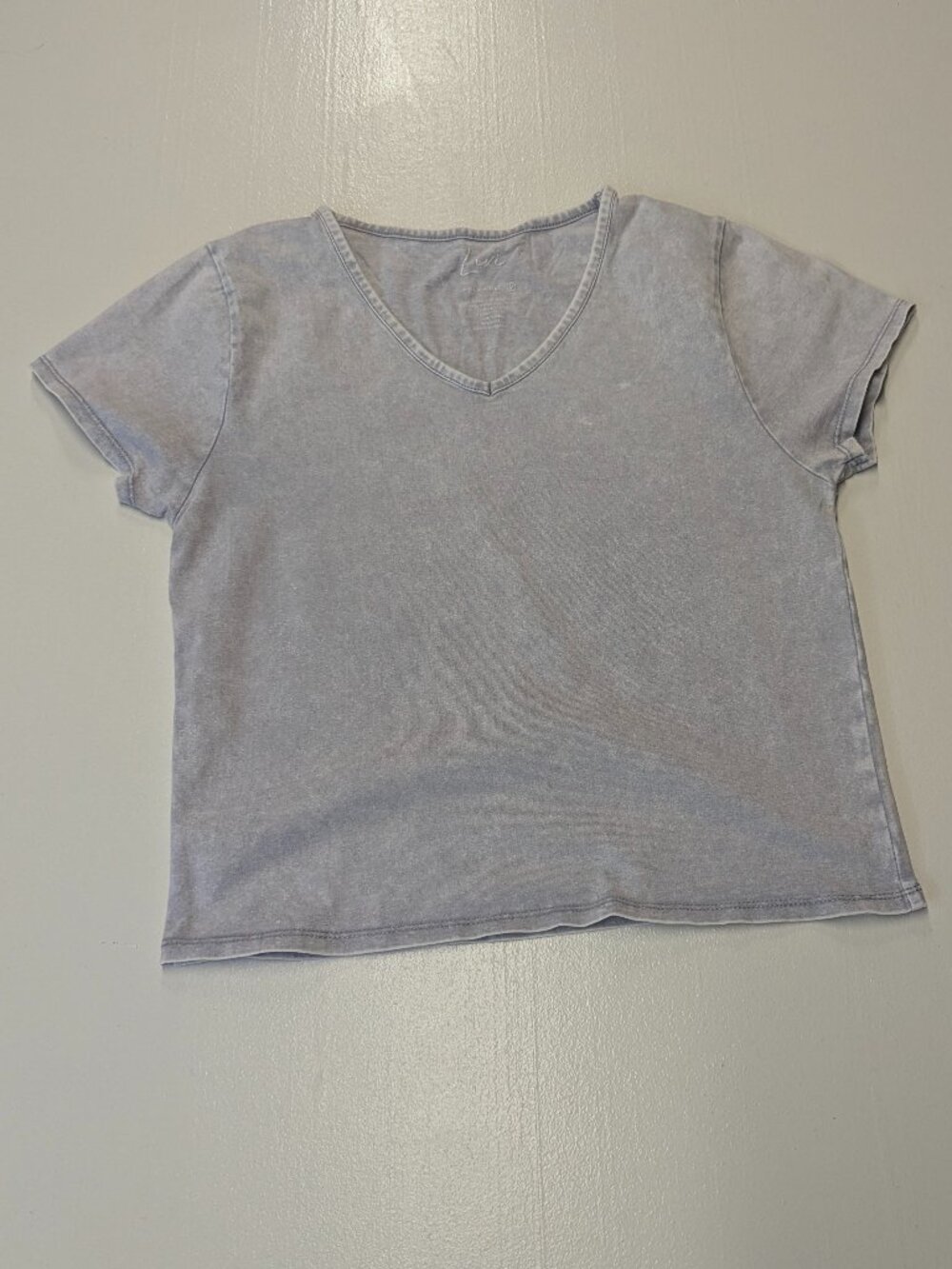 Livi by Olivia Rae Size *M (Small) Gray Cropped Tee V-Neck